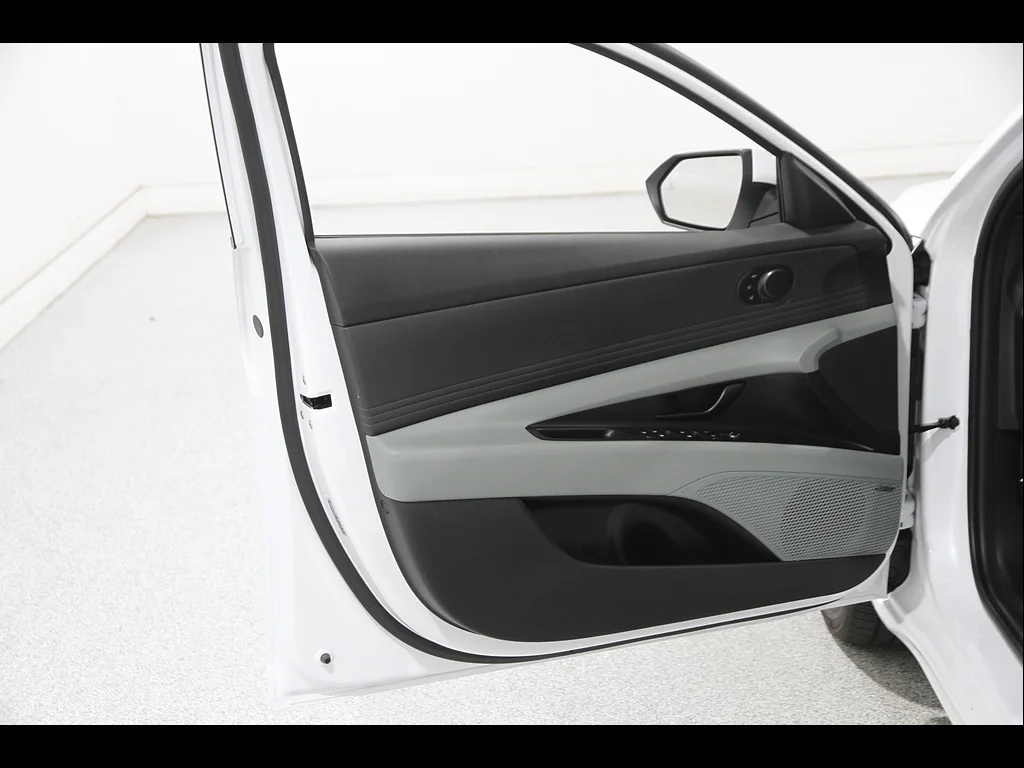 Used 2025 Serenity White Pearl Hyundai Limited image 4