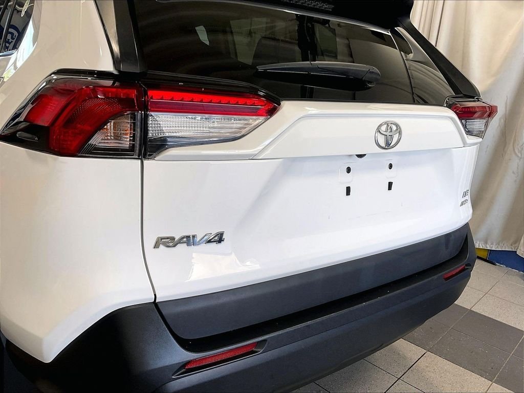 Used 2019 White Toyota LE image 27