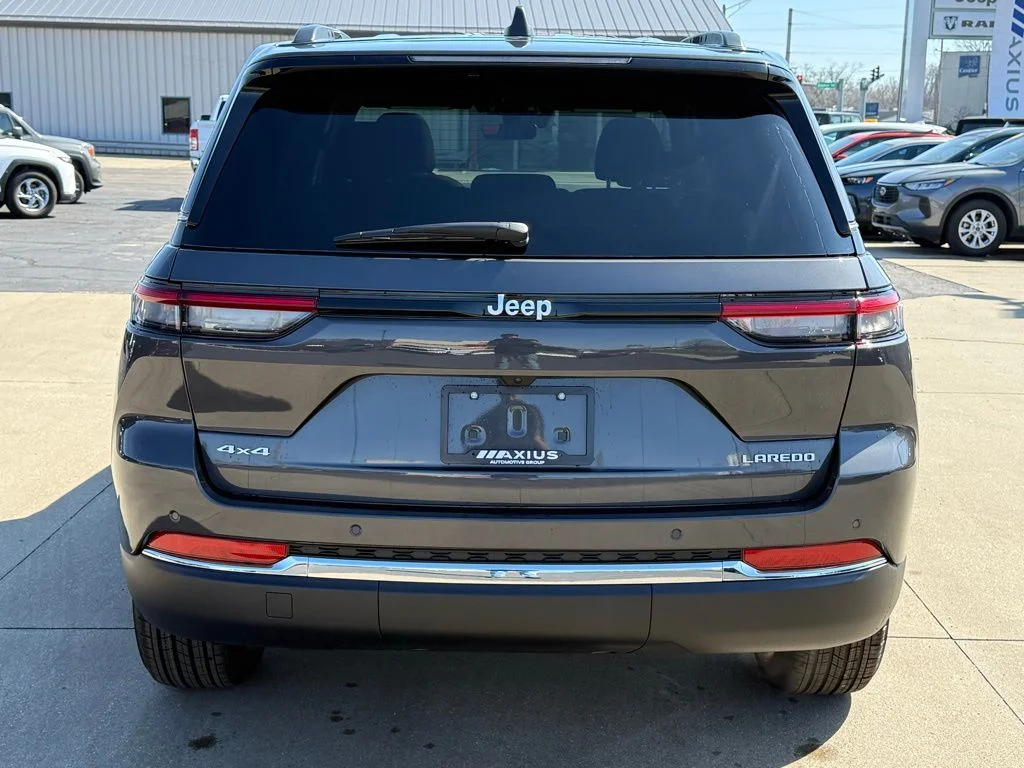 New 2026 Baltic Gray Metallic Clear-Coat Exterior Paint Jeep Laredo image 6