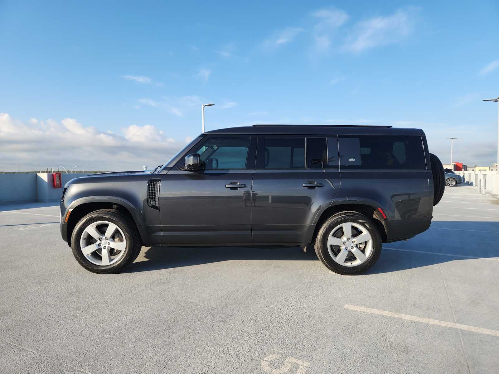 2023 Land Rover Defender 130 First Edition photo 4