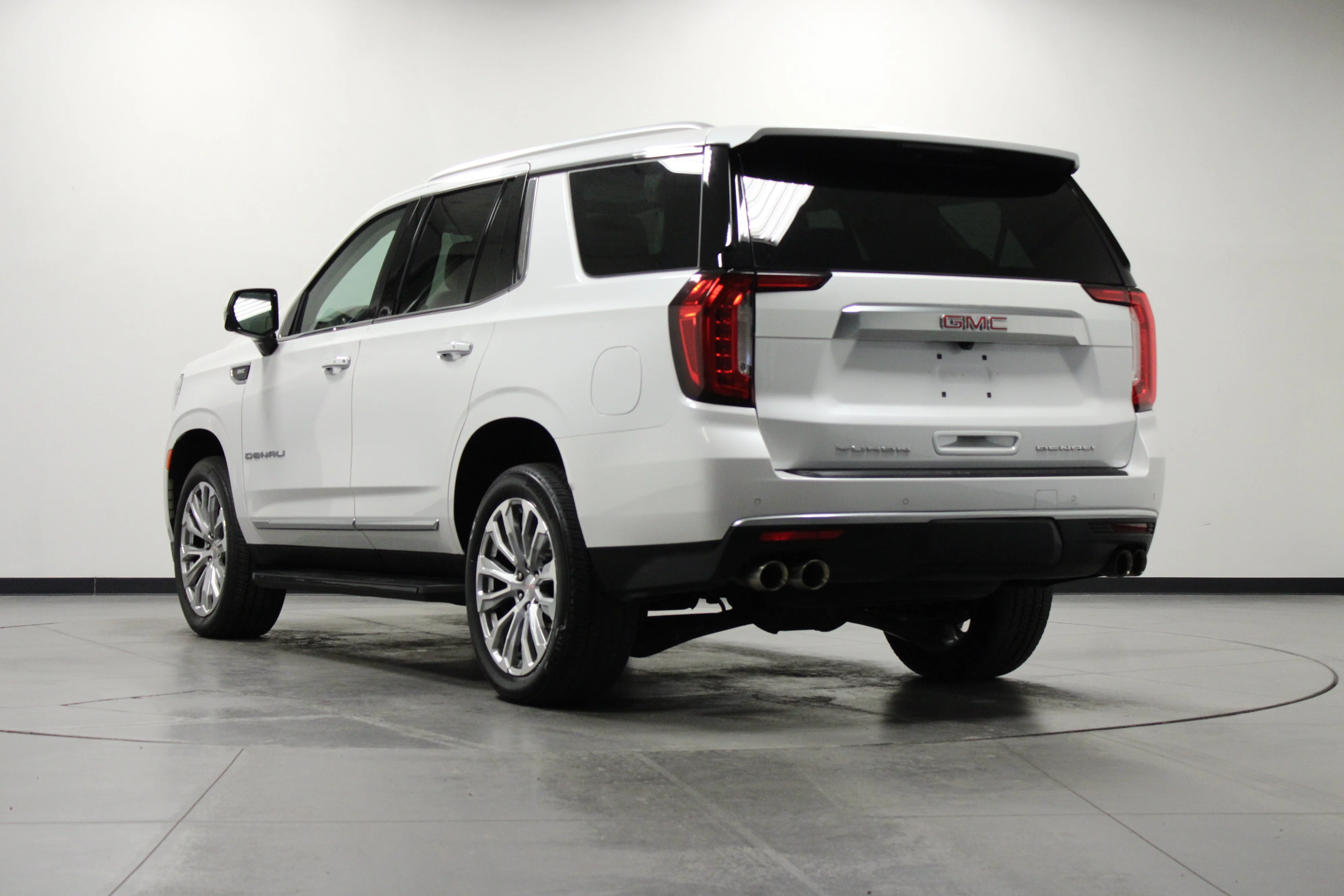 Used 2024 White Frost Tricoat GMC Denali image 6