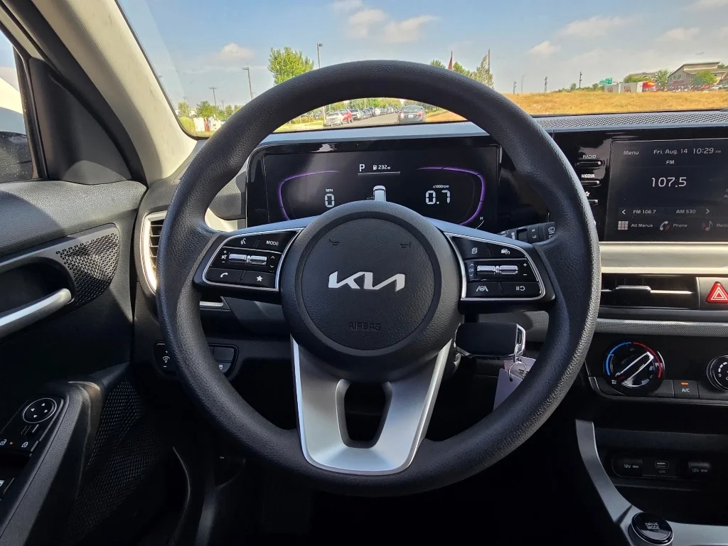 Used 2026 Snow White Pearl Kia LX image 29