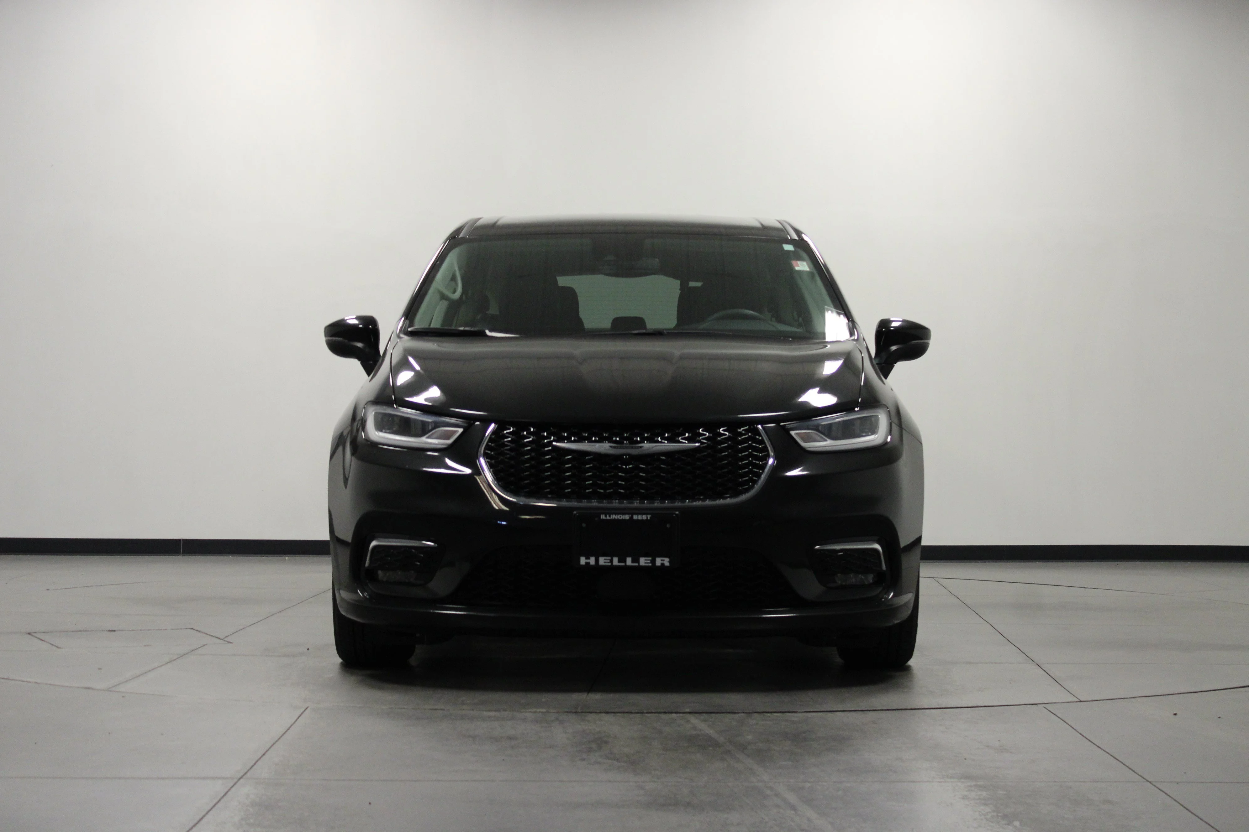 Used 2023 Brilliant Black Crystal Pearlcoat Chrysler Hybrid Touring L image 9