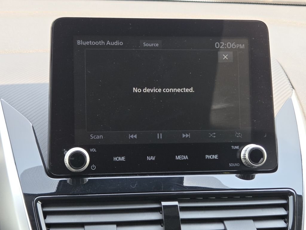 Used 2023 White Diamond Mitsubishi SE image 9