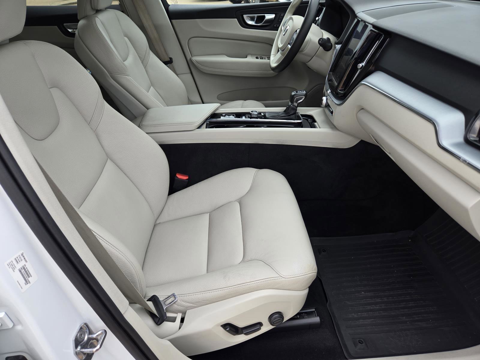 Used 2020 Crystal White Volvo Momentum image 39