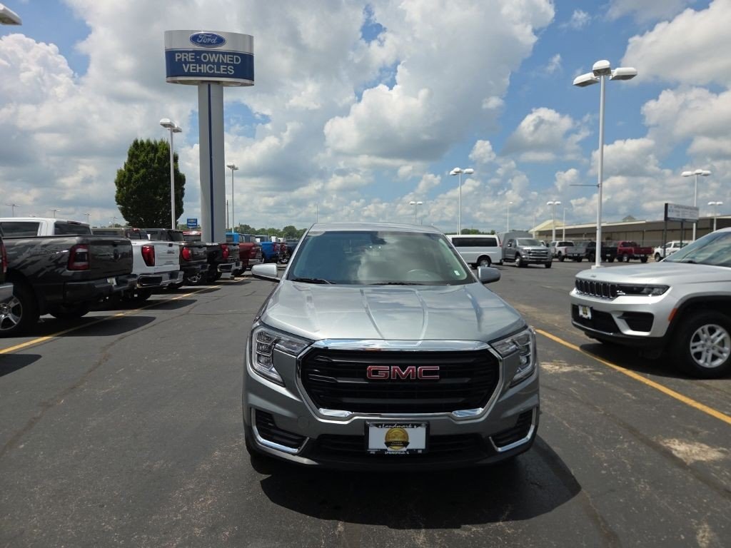 Used 2024 Sterling Metallic GMC AWD 4dr SLE image 8