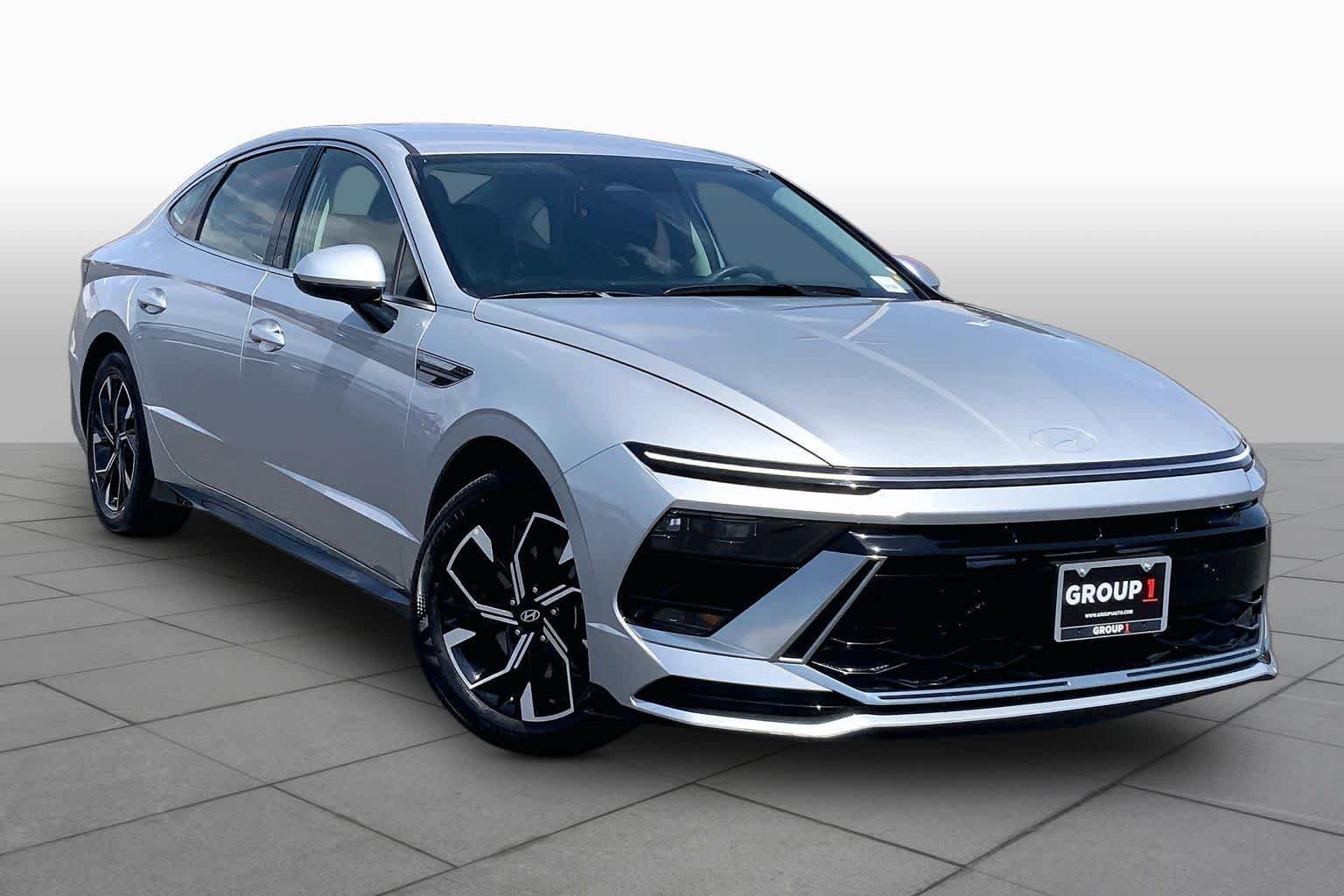 Used 2025 Aero Silver Hyundai SEL image 3