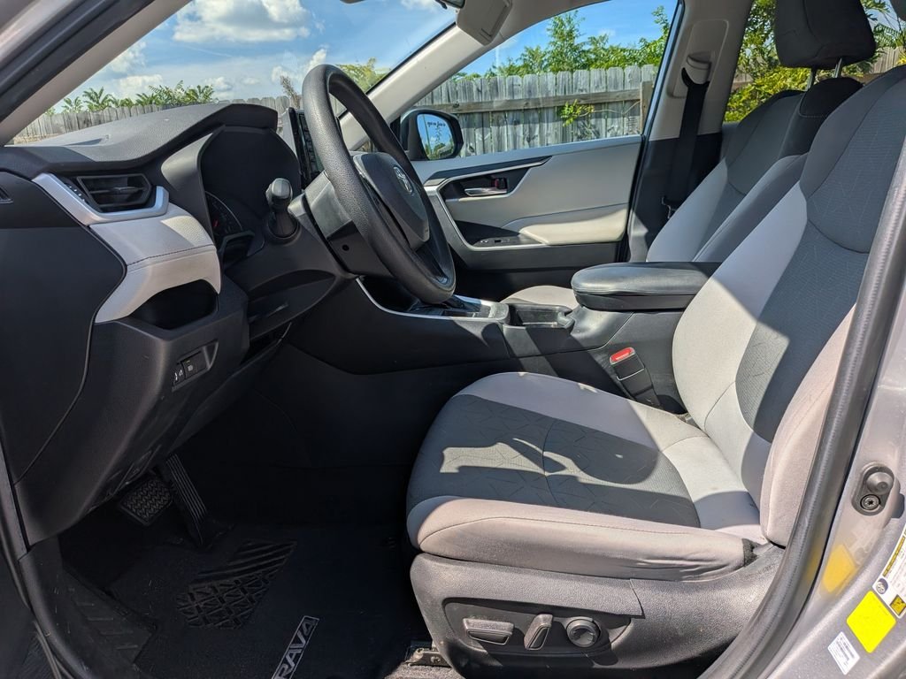 Used 2021 Silver Toyota XLE image 11