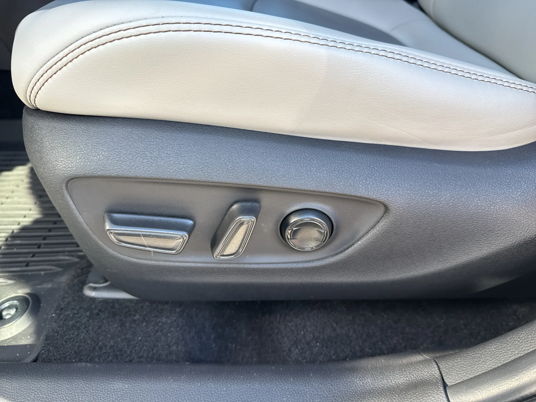 Certified Used 2025 Silver Sky Metallic Toyota XLE Premium image 20