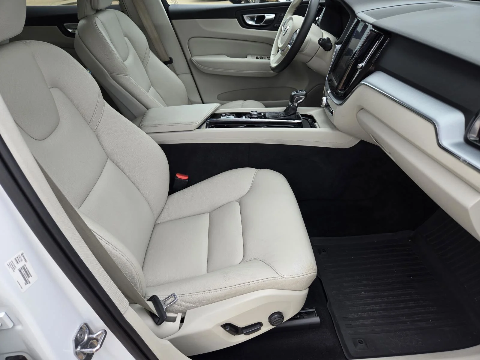 Used 2020 Crystal White Volvo Momentum image 39