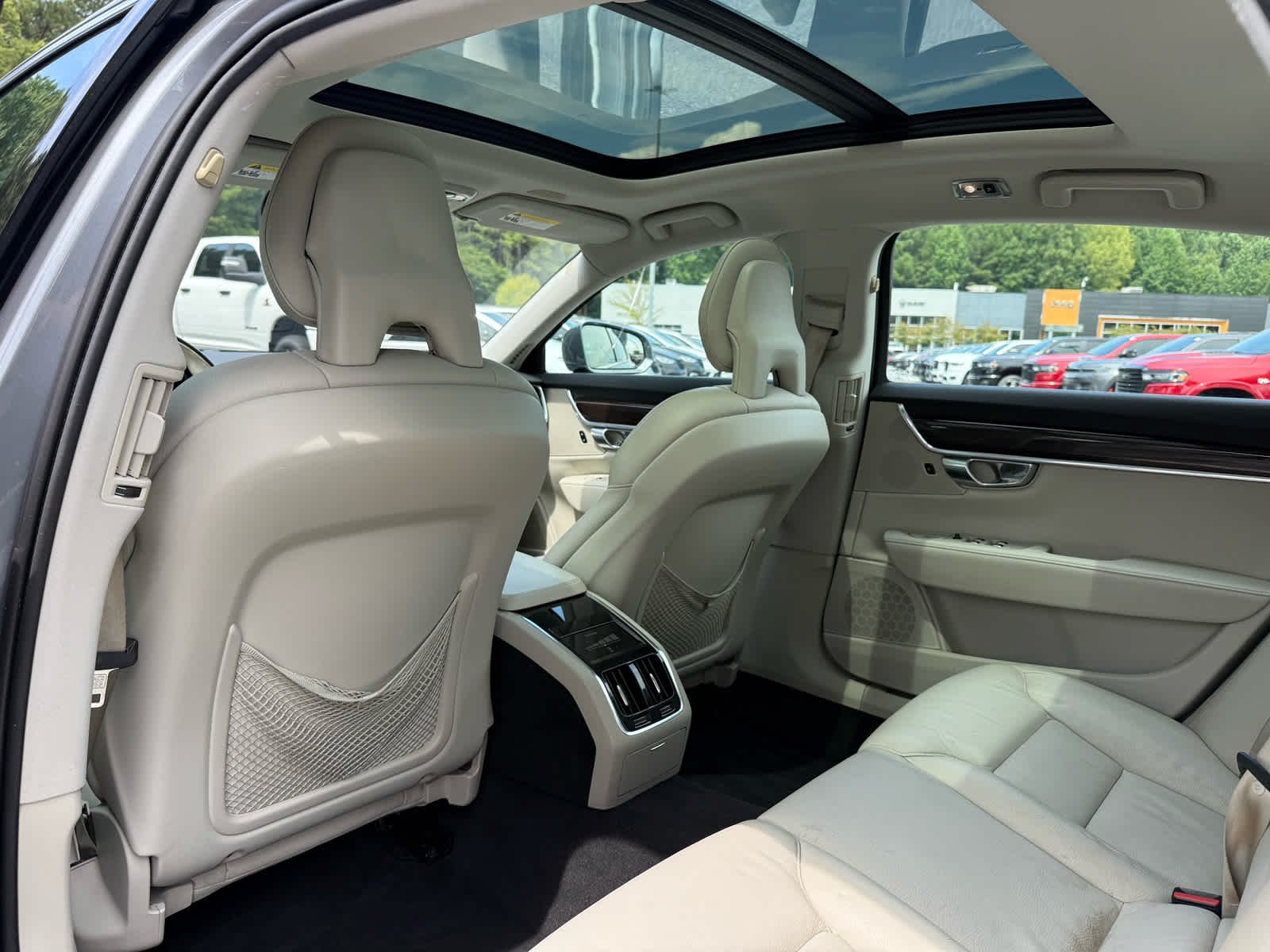 Used 2018 OSMIUM GRAY METALLIC Volvo Momentum image 27
