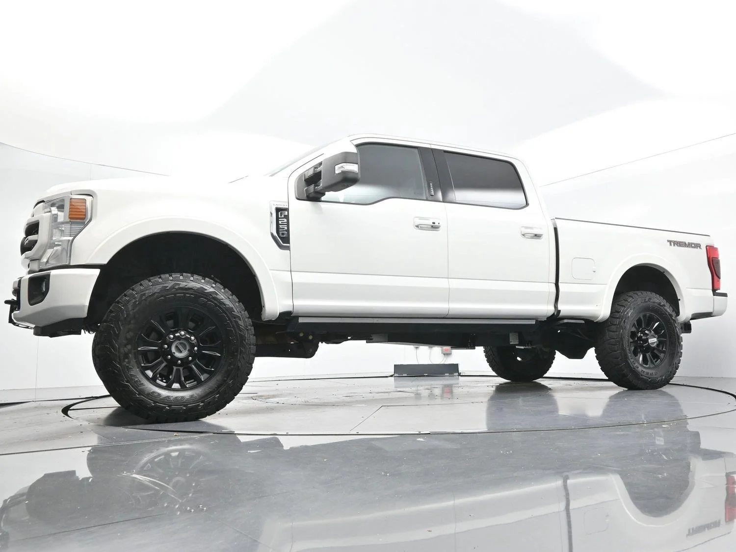 Used 2022 Star White Metallic Tri-Coat Ford LARIAT image 49