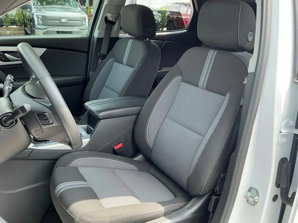 Used 2025 White Chevrolet LT image 25