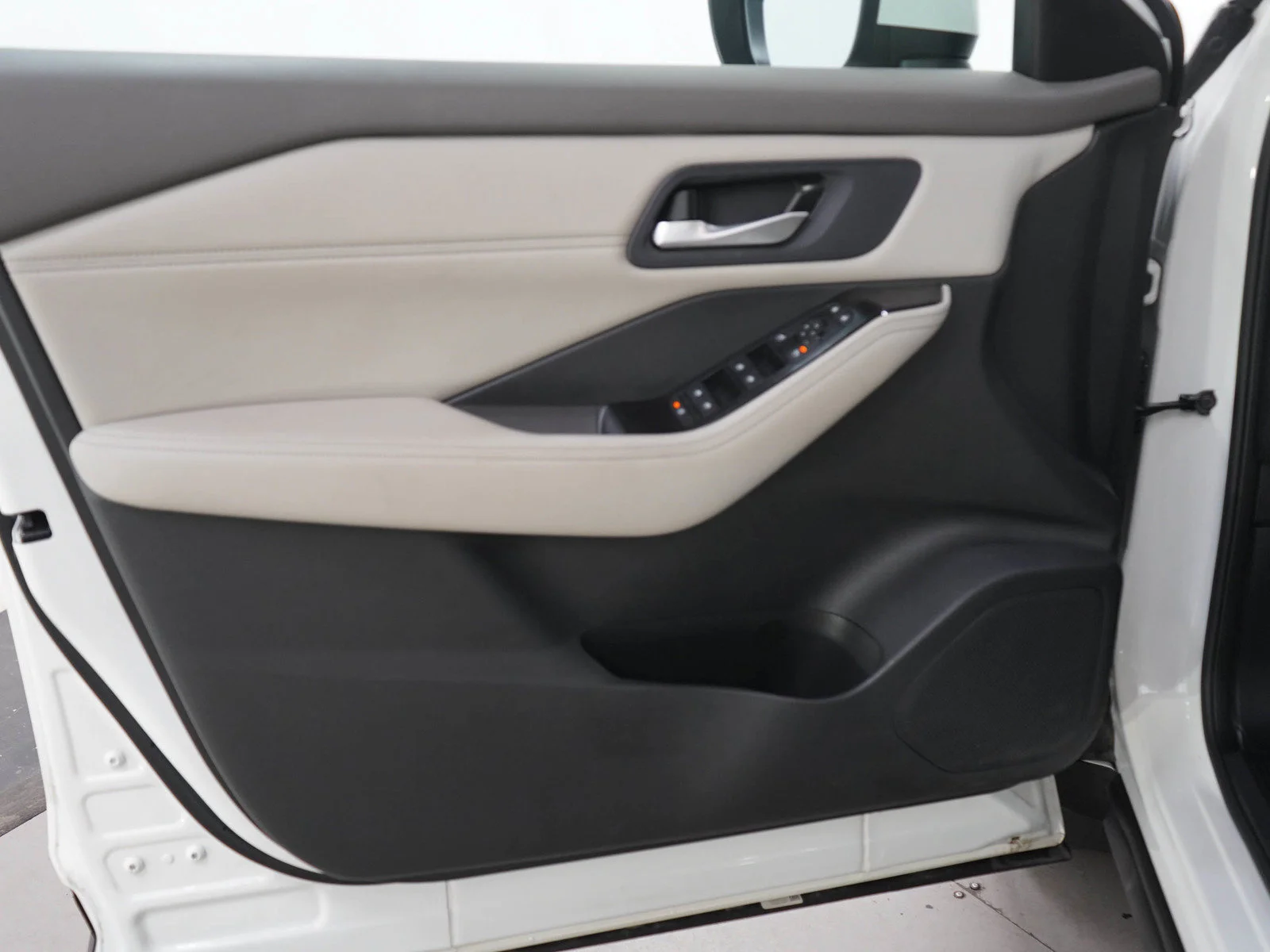Used 2023 Pearl White Tricoat Nissan SV image 22