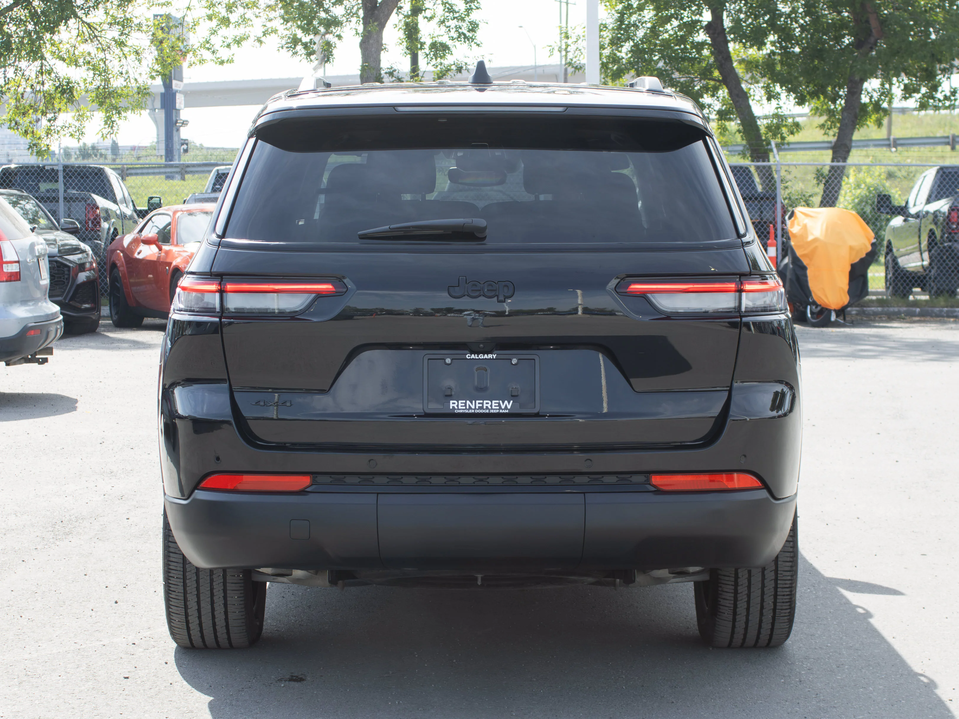 Used 2024 Black Jeep Altitude* | 3rd Row | Capri Leatherette & Suede Seats | Power Sunroof | Heated Seats & Steering Whee image 15