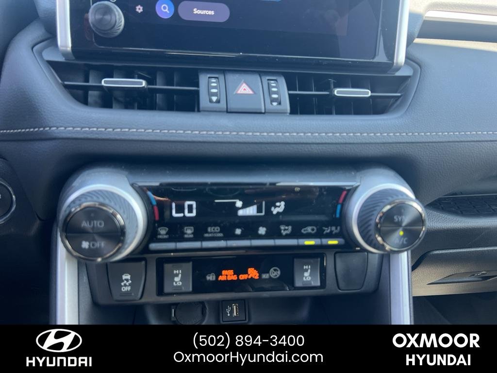 Used 2025 Wind Chill Pearl Toyota Hybrid XLE Premium image 20