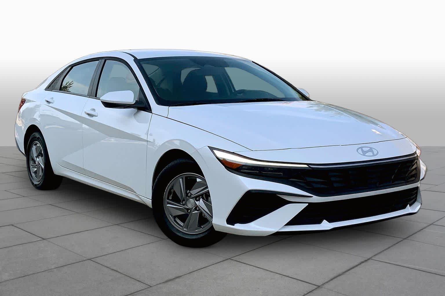 Used 2025 Serenity White Hyundai SE image 3