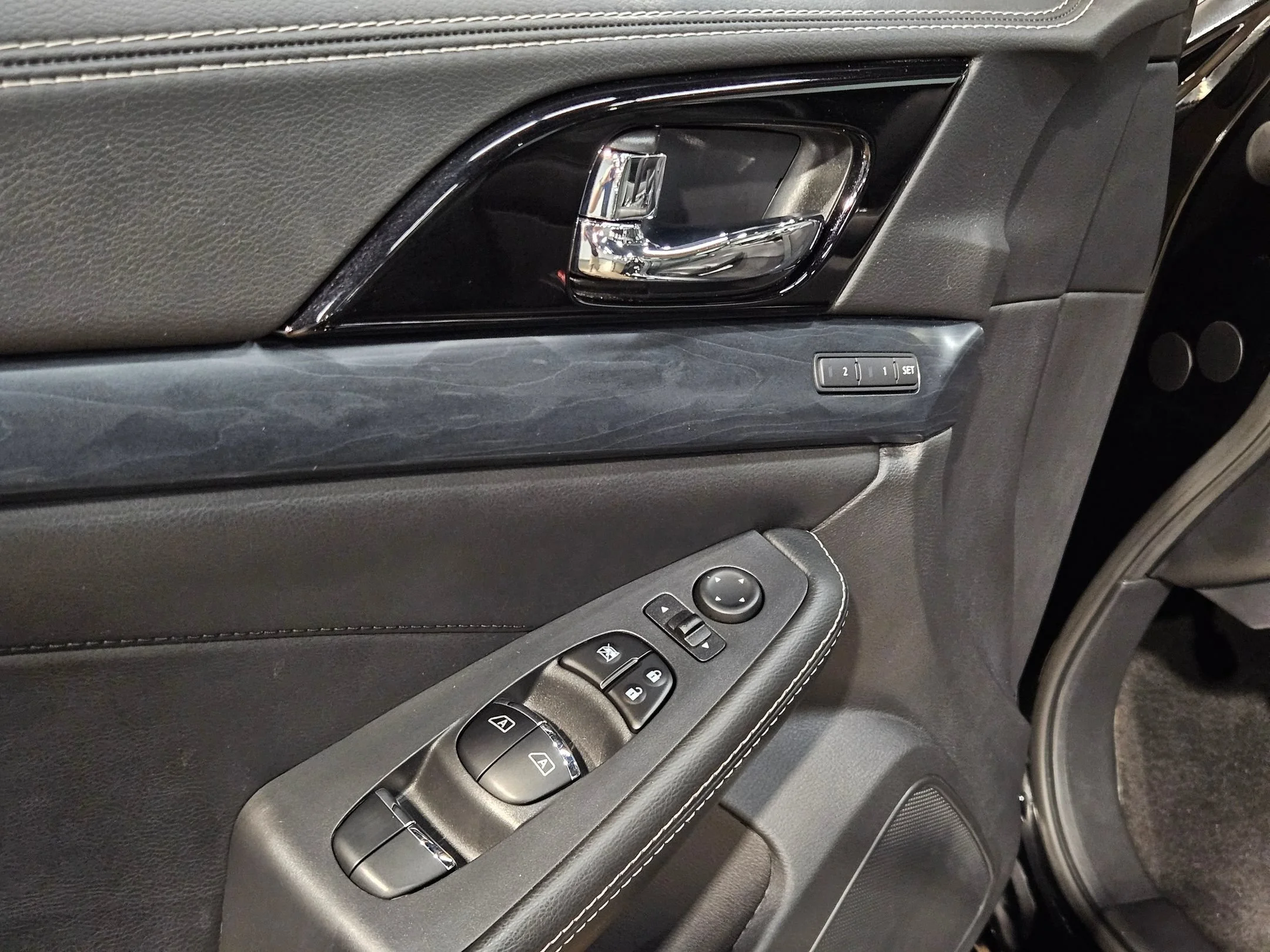 Used 2020 Super Black Nissan Platinum image 21