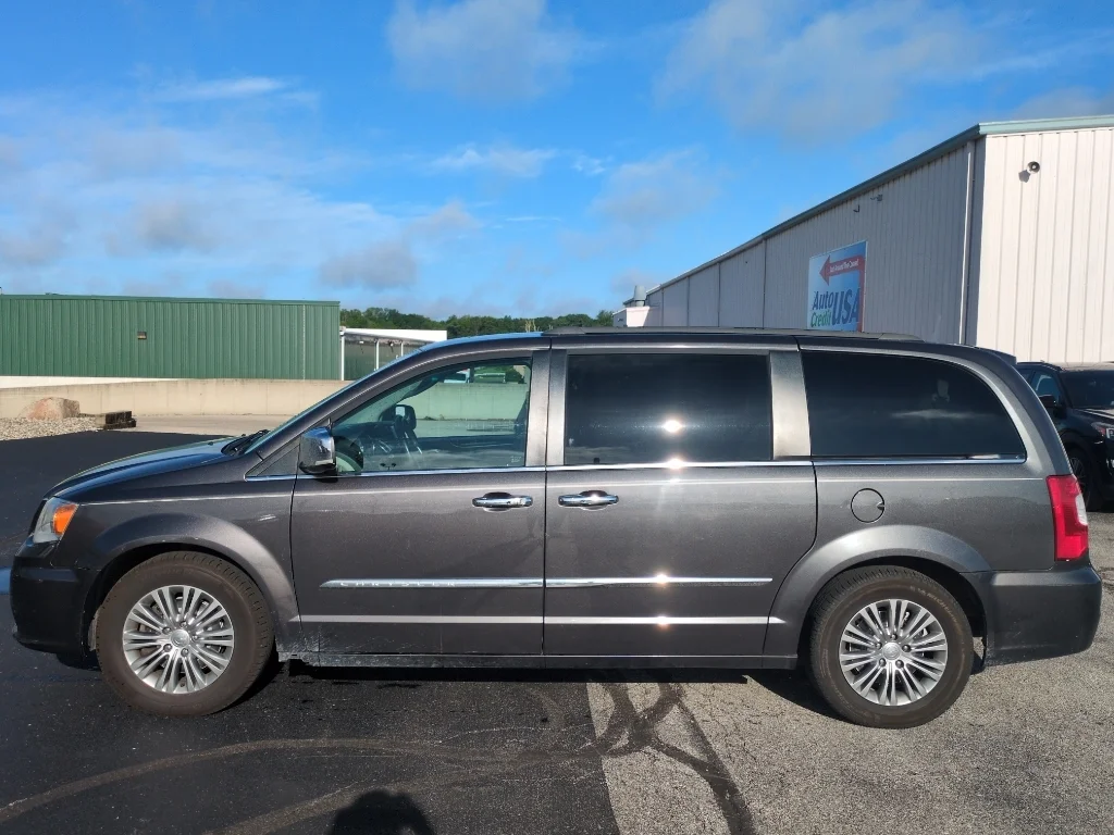 Used 2016 Granite Crystal Metallic Clearcoat Chrysler Touring-L Anniversary Edition image 9