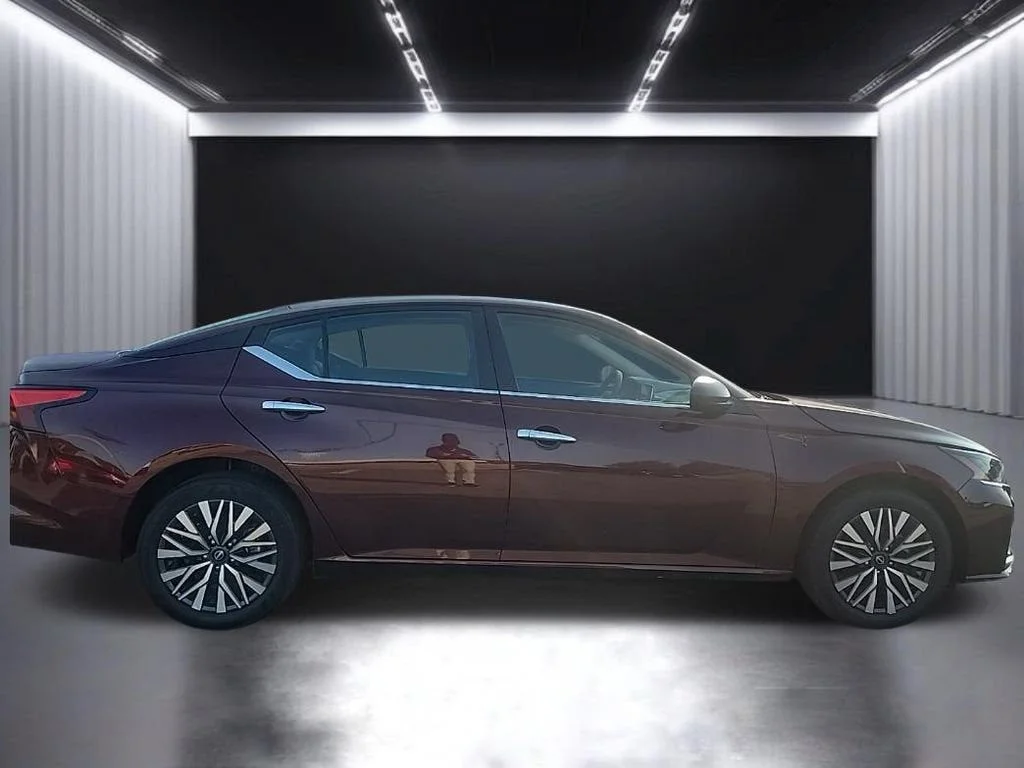 Used 2025 Red Nissan 2.5 SV image 5