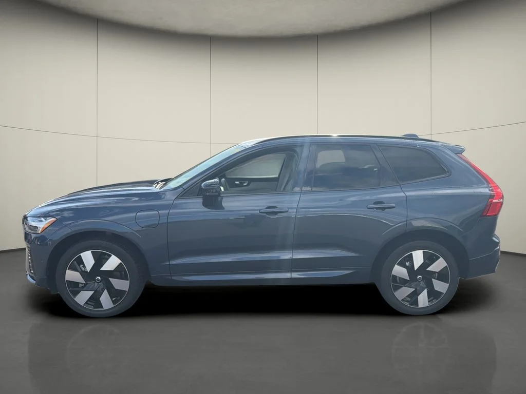 Used 2024 Blue Volvo T8 Plus Dark Theme image 4