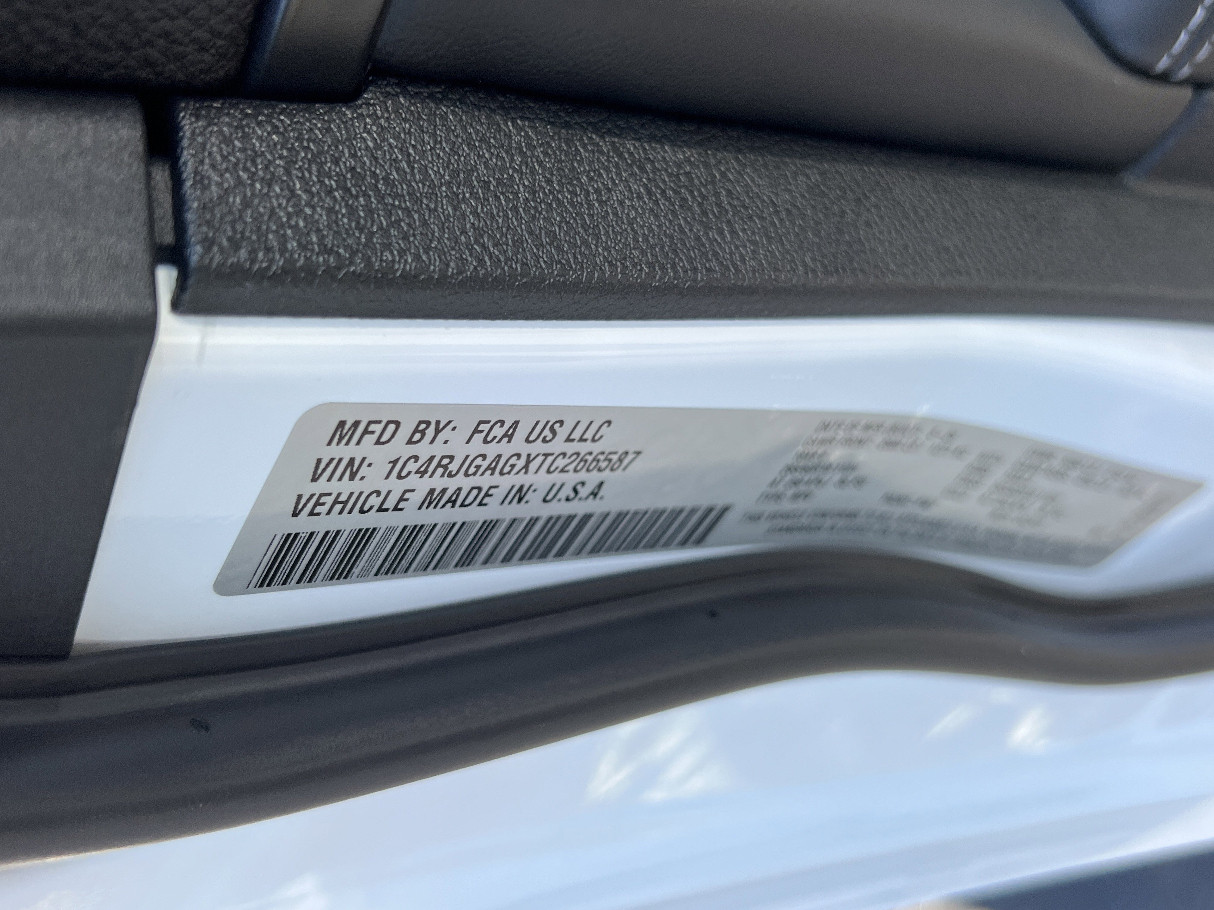 New 2026 Bright White Clear-Coat Exterior Paint Jeep Laredo image 34