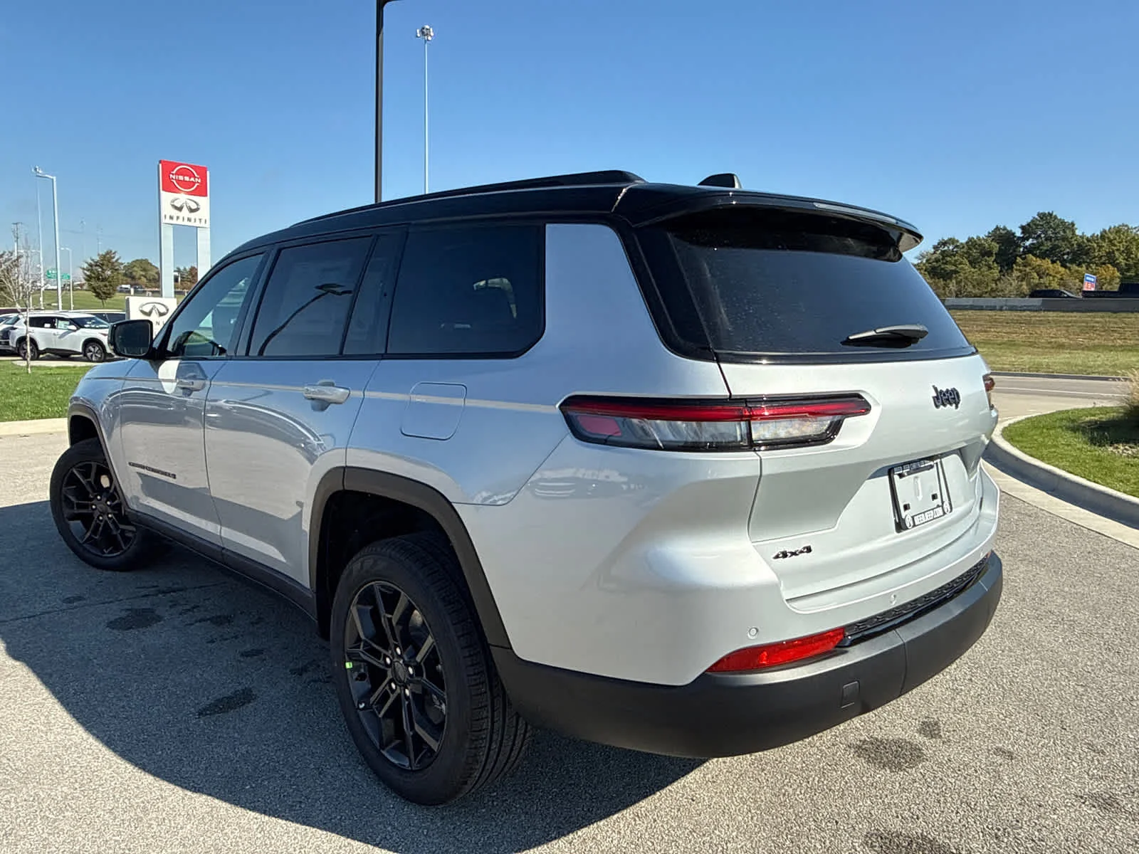 New 2025 Silver Zynith Exterior Paint Jeep Limited image 17
