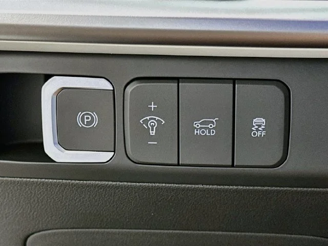 New 2027 White Hyundai SE image 18