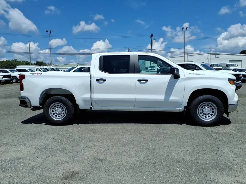 New 2026 Summit White Chevrolet WT image 30