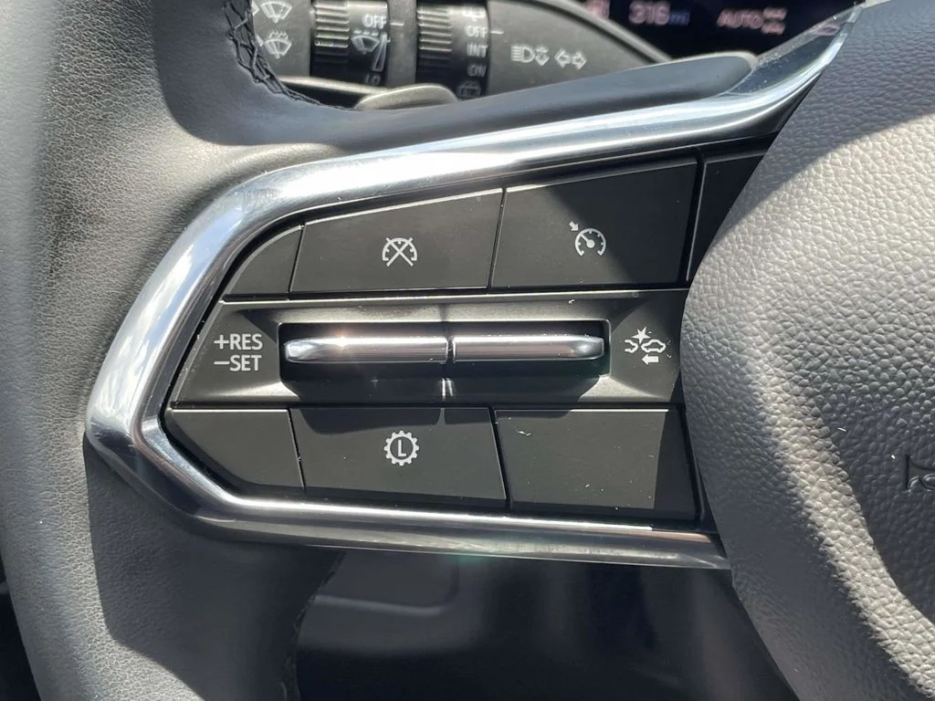 Used 2025 Gray Chevrolet Z71 image 32