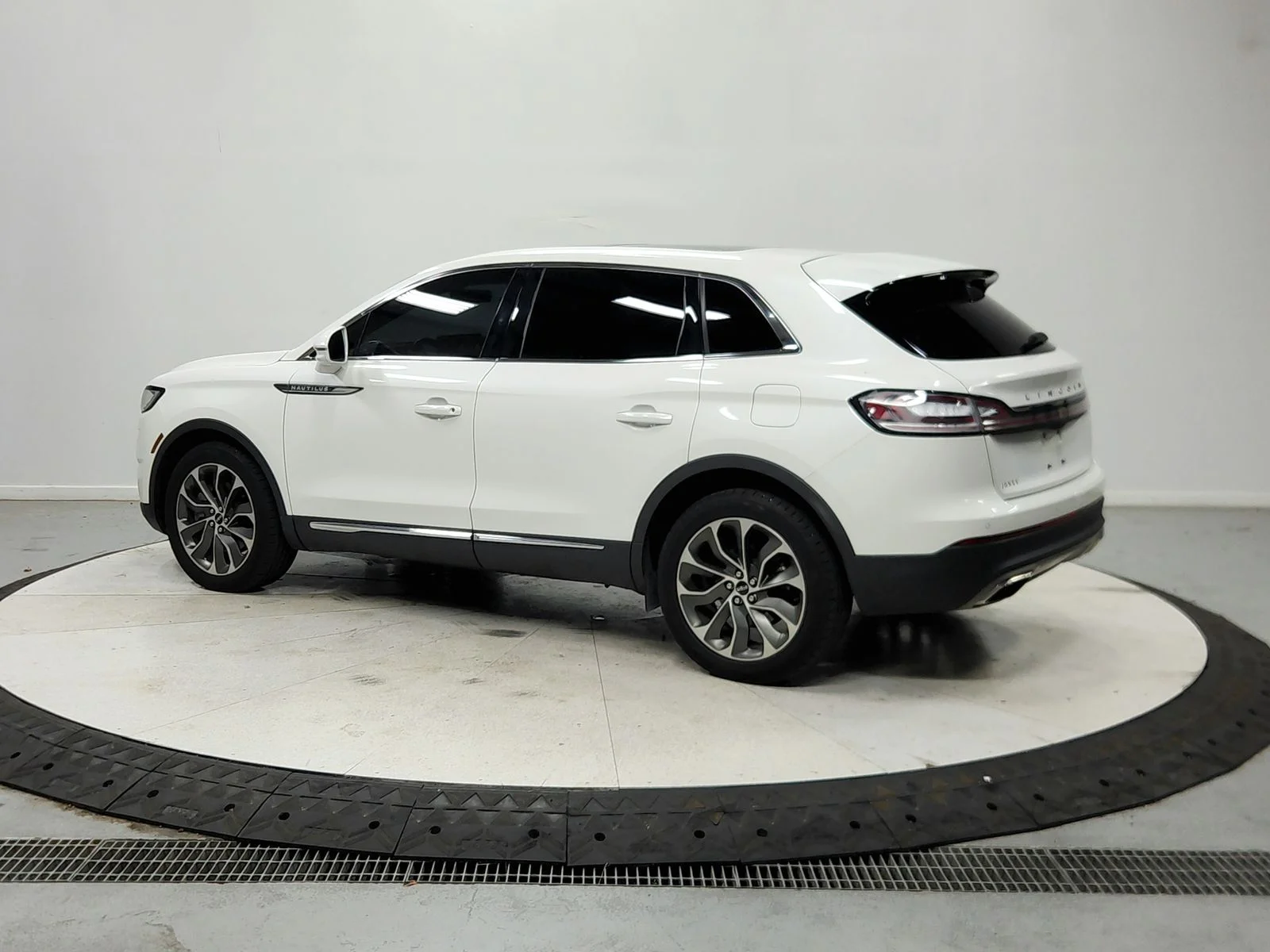 Used 2023 White Lincoln Reserve image 6