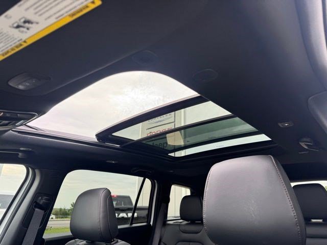 New 2026 Bright White Clear-Coat Exterior Paint Jeep Overland image 33