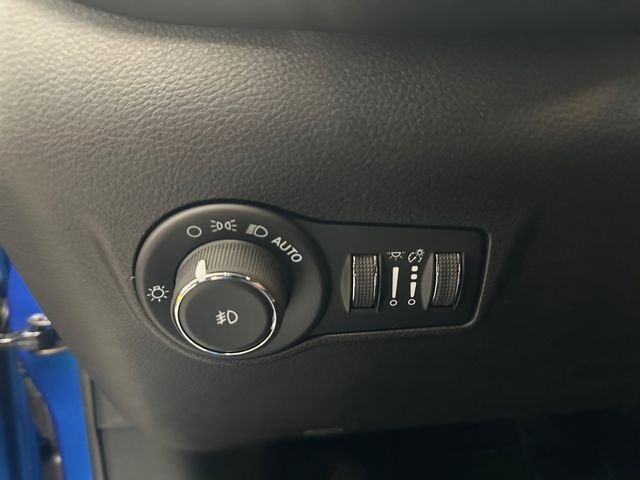 New 2026 Hydro Blue Pearl-Coat Exterior Paint Jeep Latitude image 21
