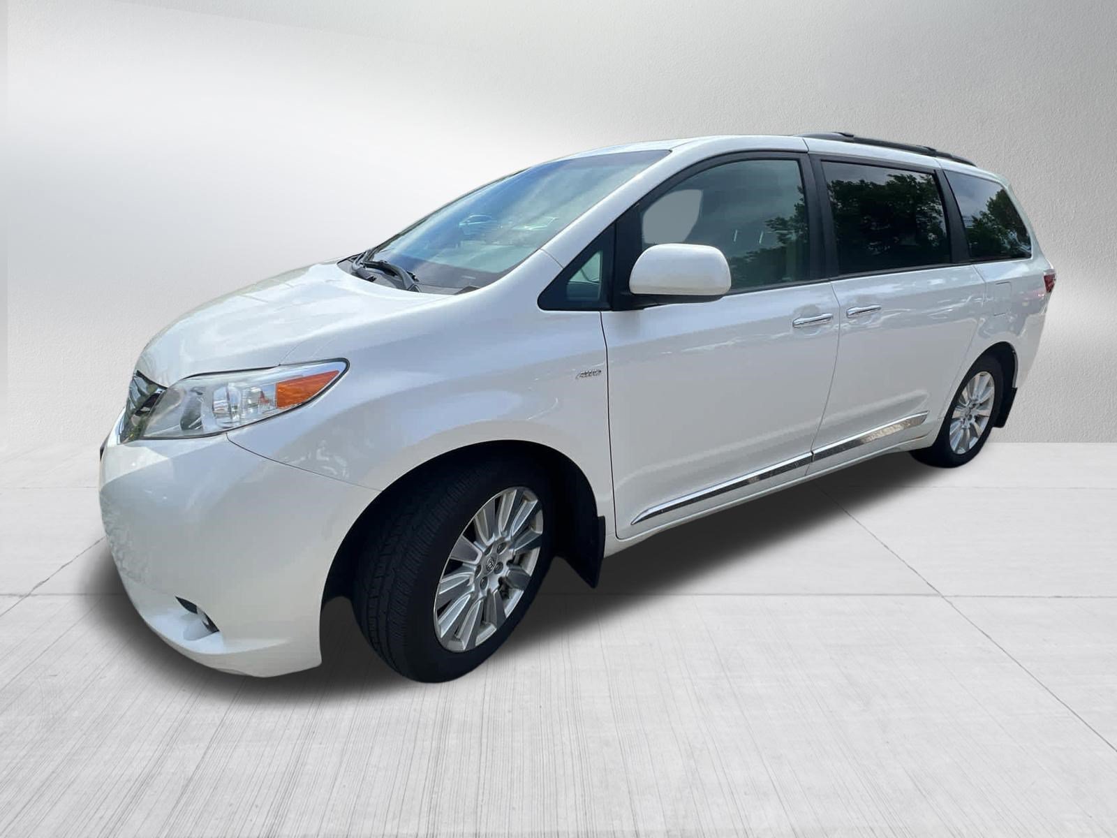 Used 2017 Blizzard Pearl Toyota XLE image 3