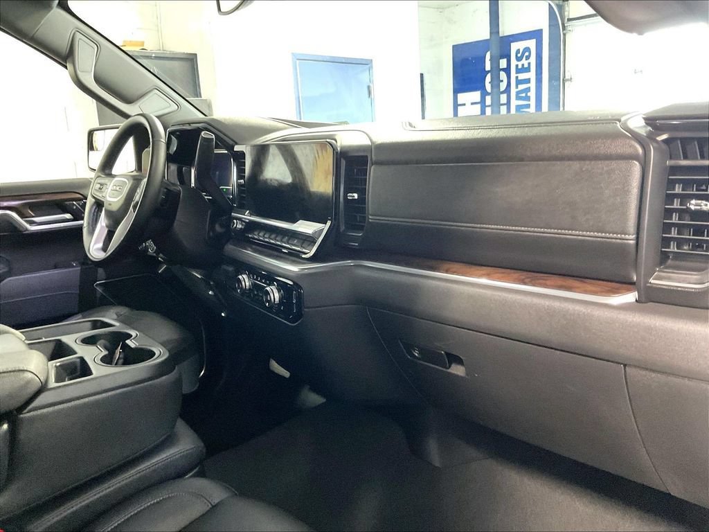 Used 2025 Onyx Black GMC SLT image 14