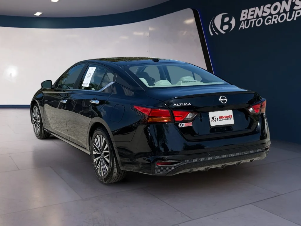Used 2025 Black Nissan 2.5 SV image 3