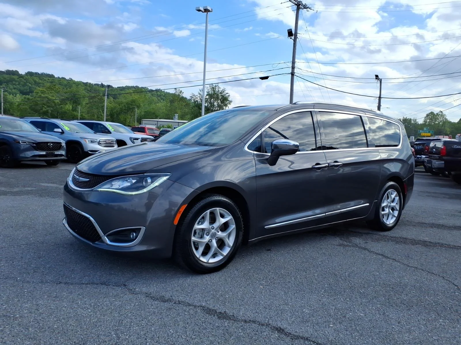 2020 Chrysler Pacifica Limited's photo