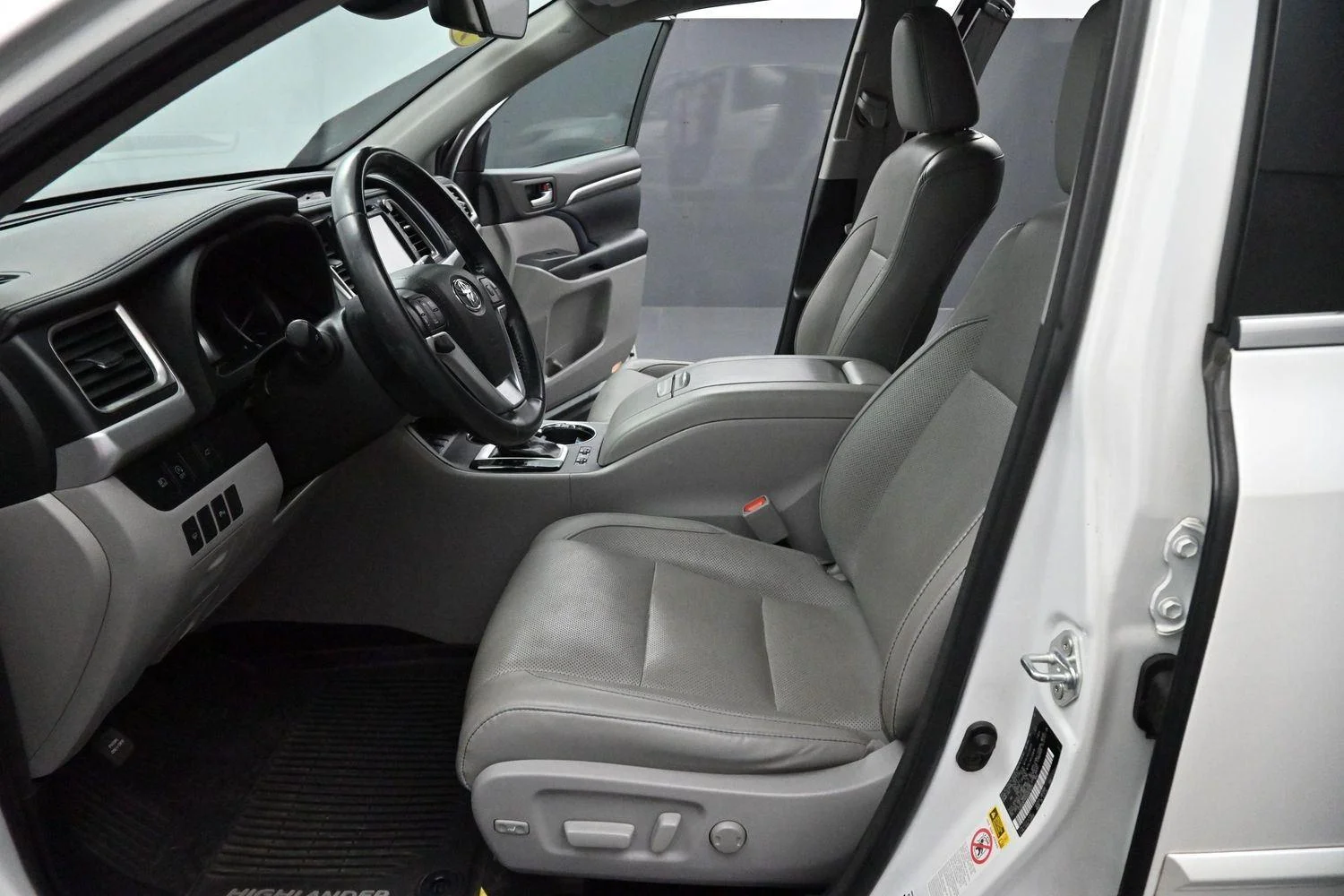 Used 2017 Blizzard Pearl Toyota Limited image 14