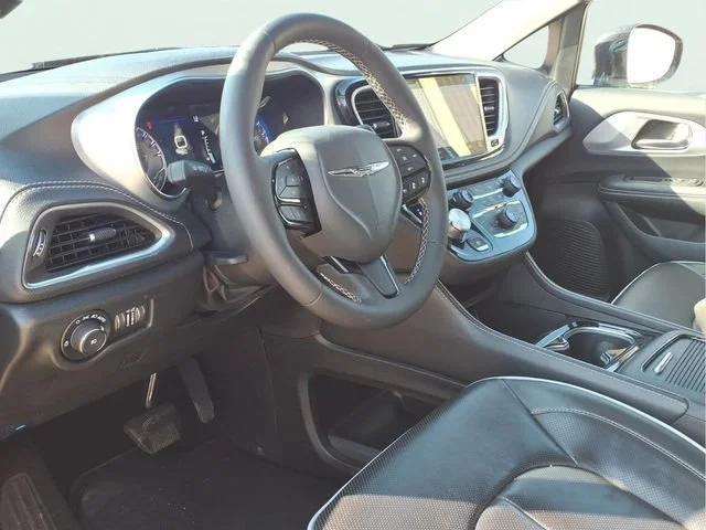 Used 2025  Chrysler Limited image 6