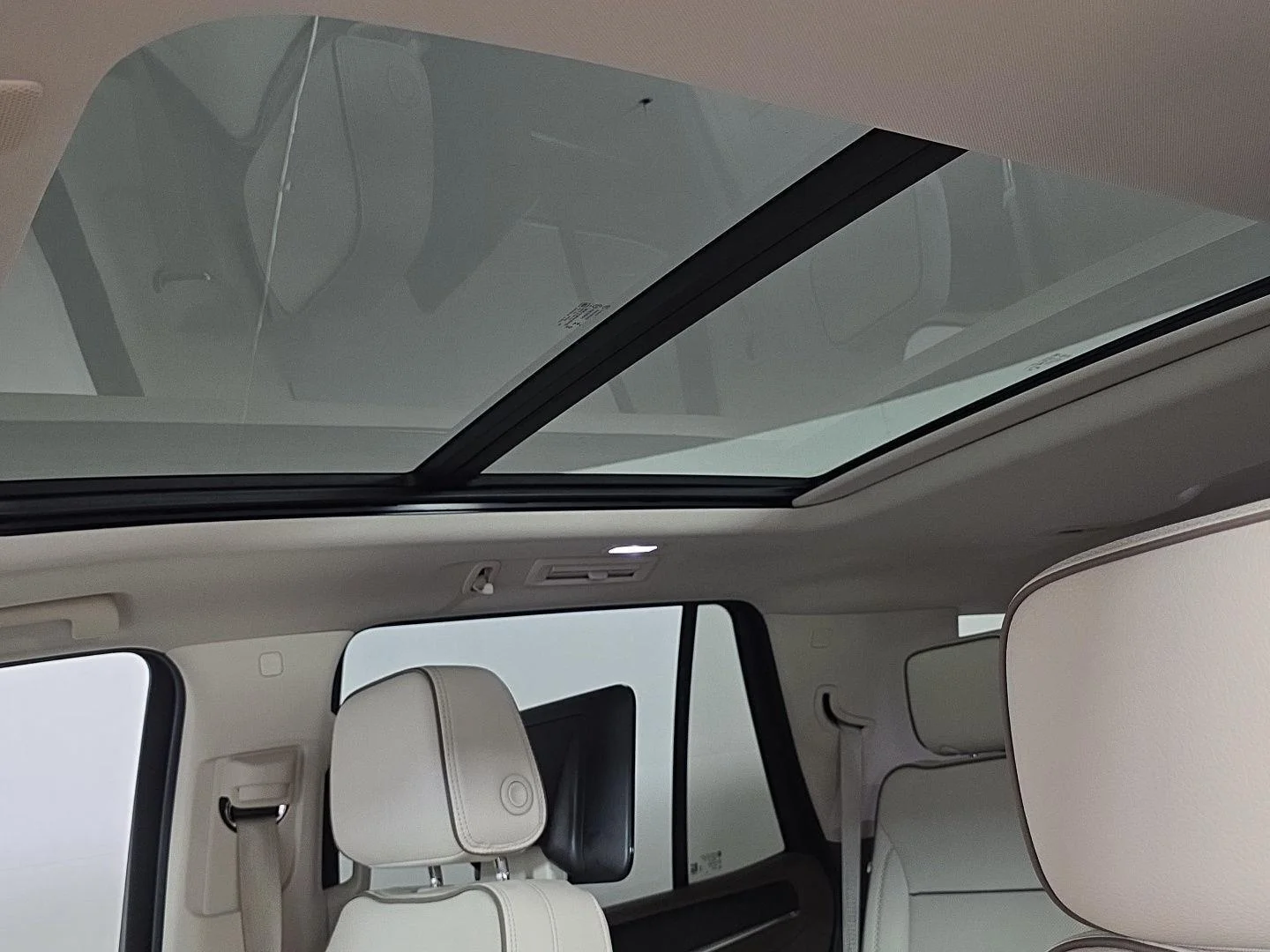 Used 2024 White Frost Tricoat GMC Denali image 29