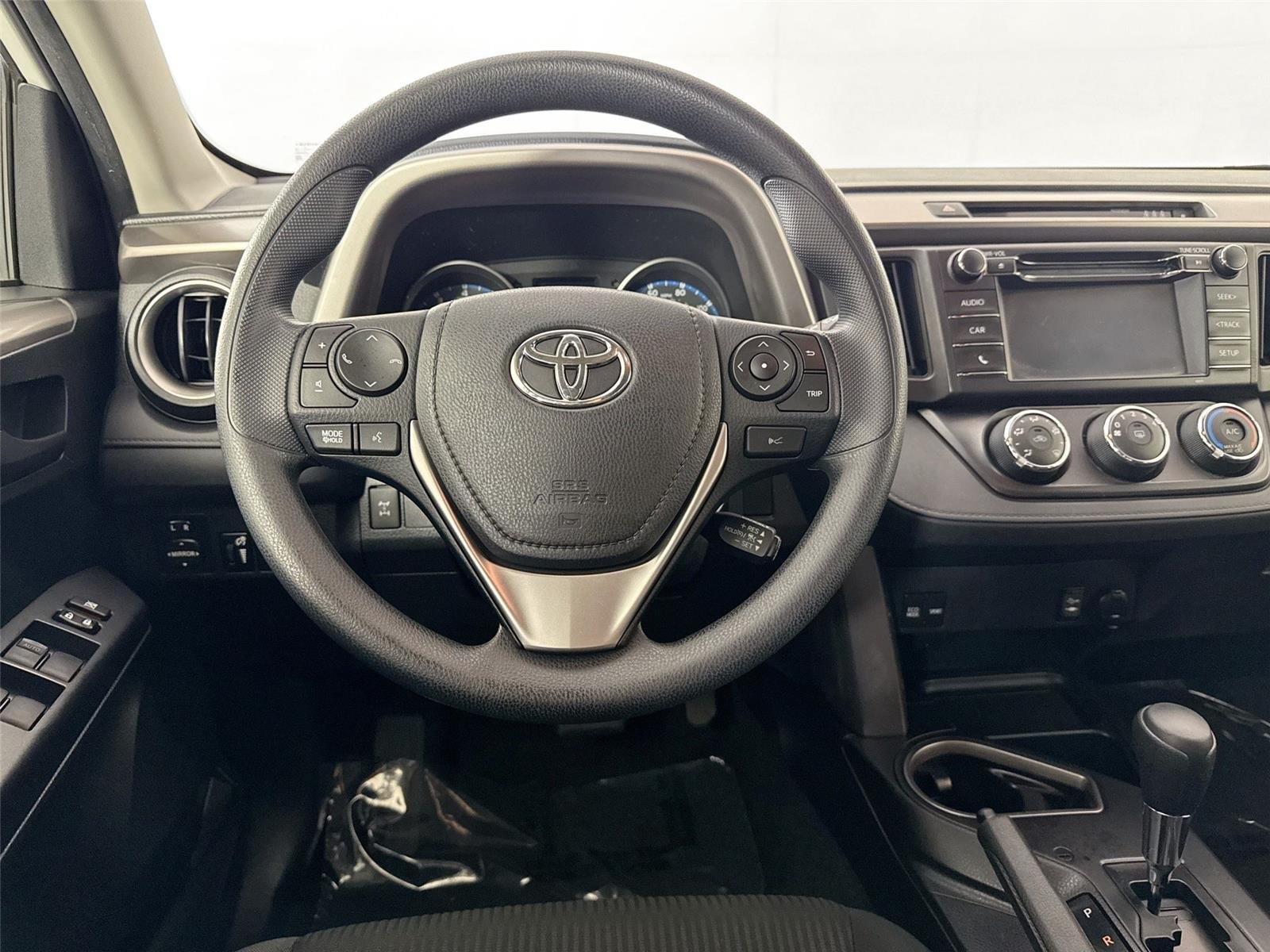 Used 2018 Super White Toyota LE image 28
