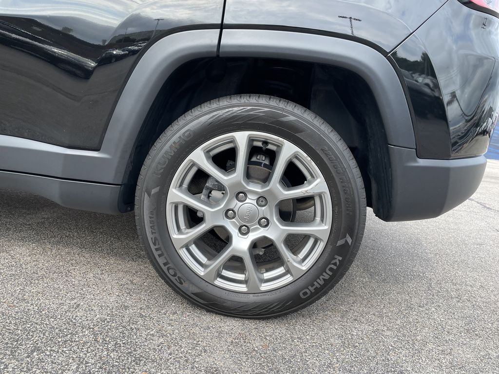 Used 2023 Black Jeep Latitude Lux image 10