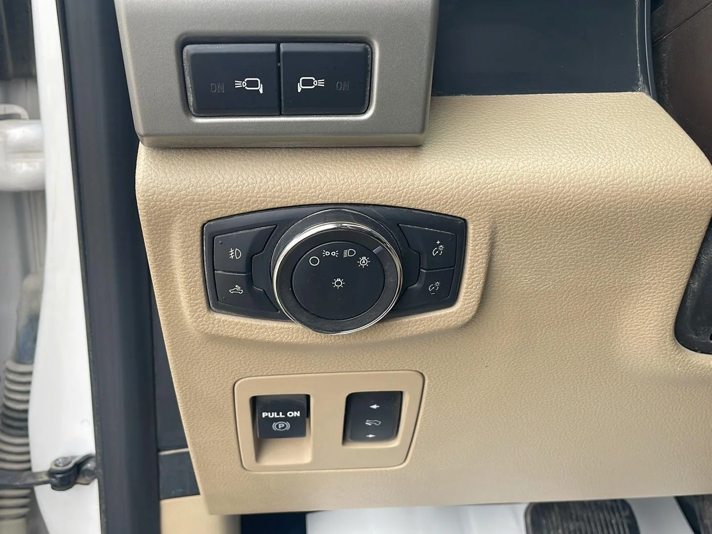 Used 2019 White Platinum Metallic Tri-Coat/Stone Gray Ford LARIAT image 16