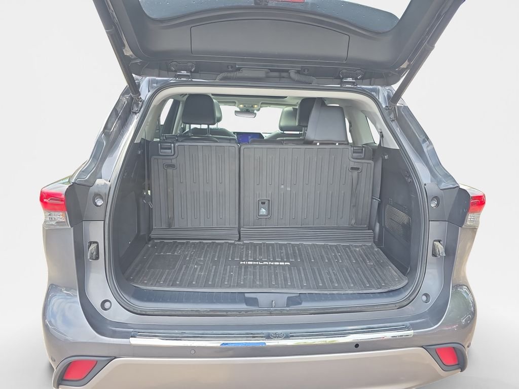 Used 2023 Magnetic Gray Metallic Toyota Platinum image 23
