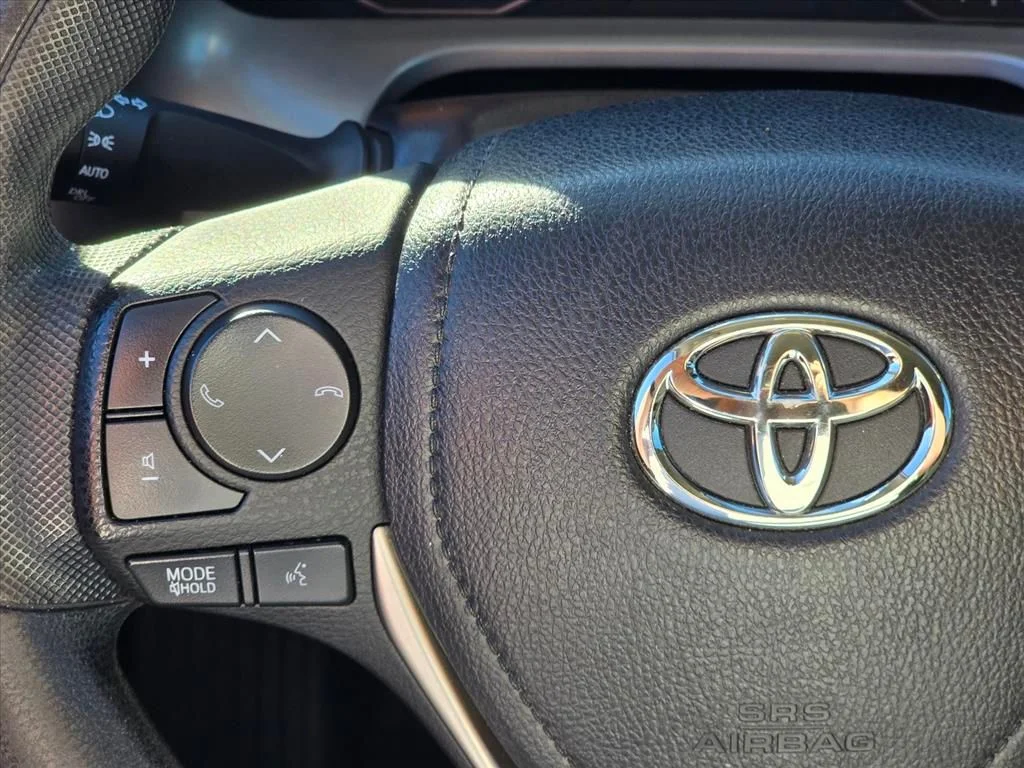 Used 2018 Silver Toyota LE image 15
