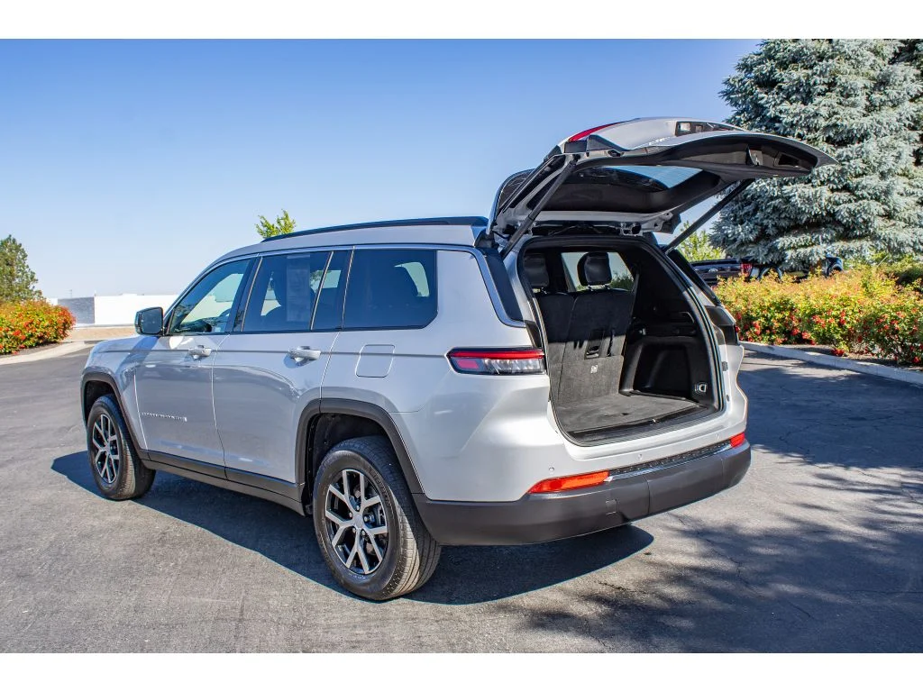 Used 2024 Silver Zynith Jeep Limited image 9