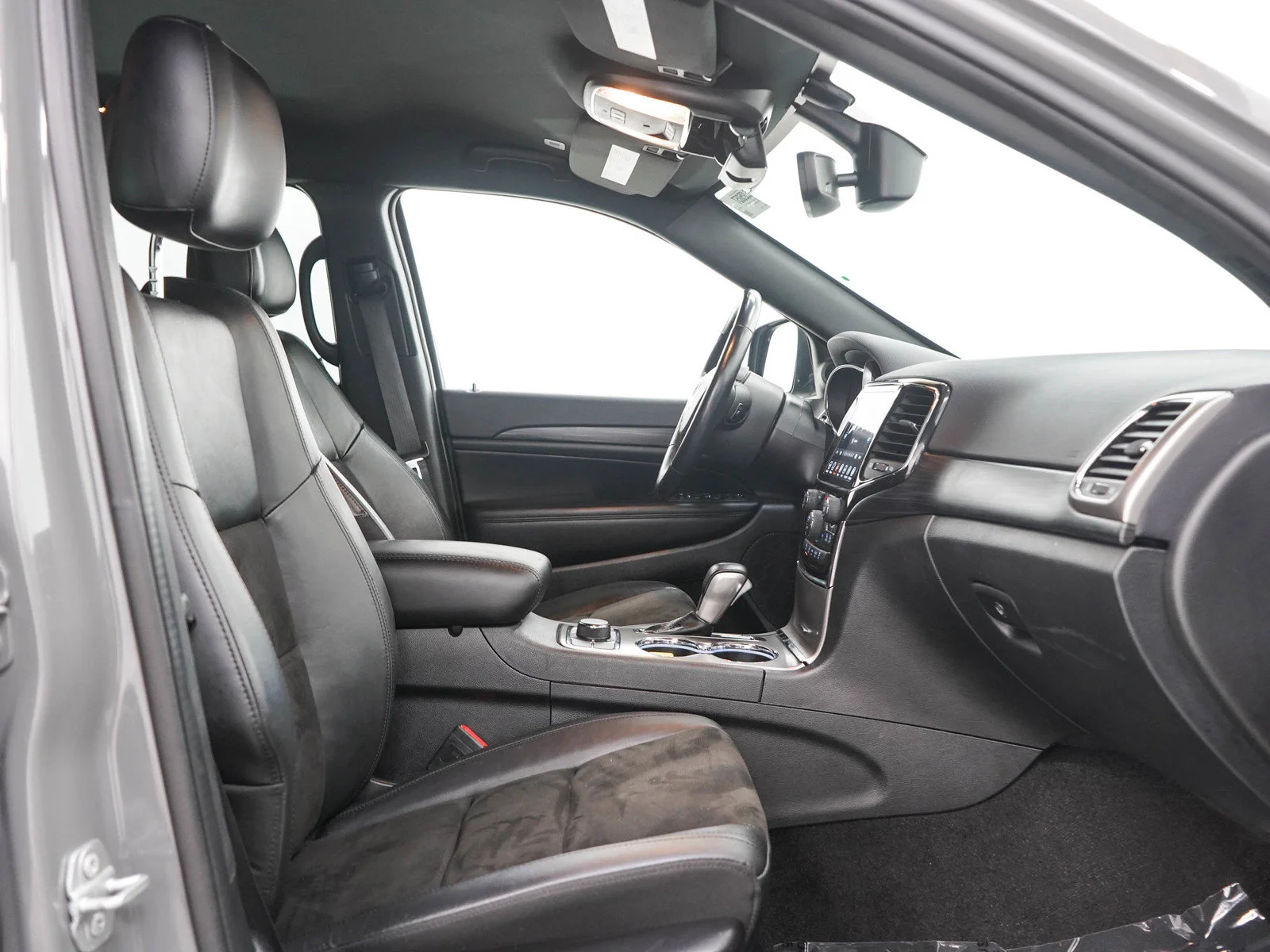 Used 2022 Sting-Gray Clearcoat Jeep Laredo X image 13