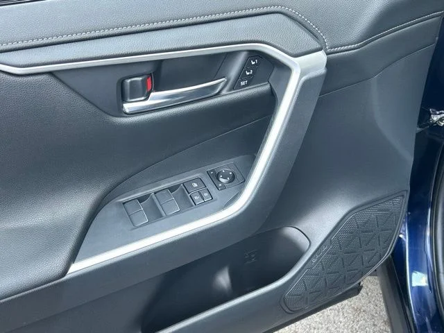 Used 2019  Toyota Limited image 17