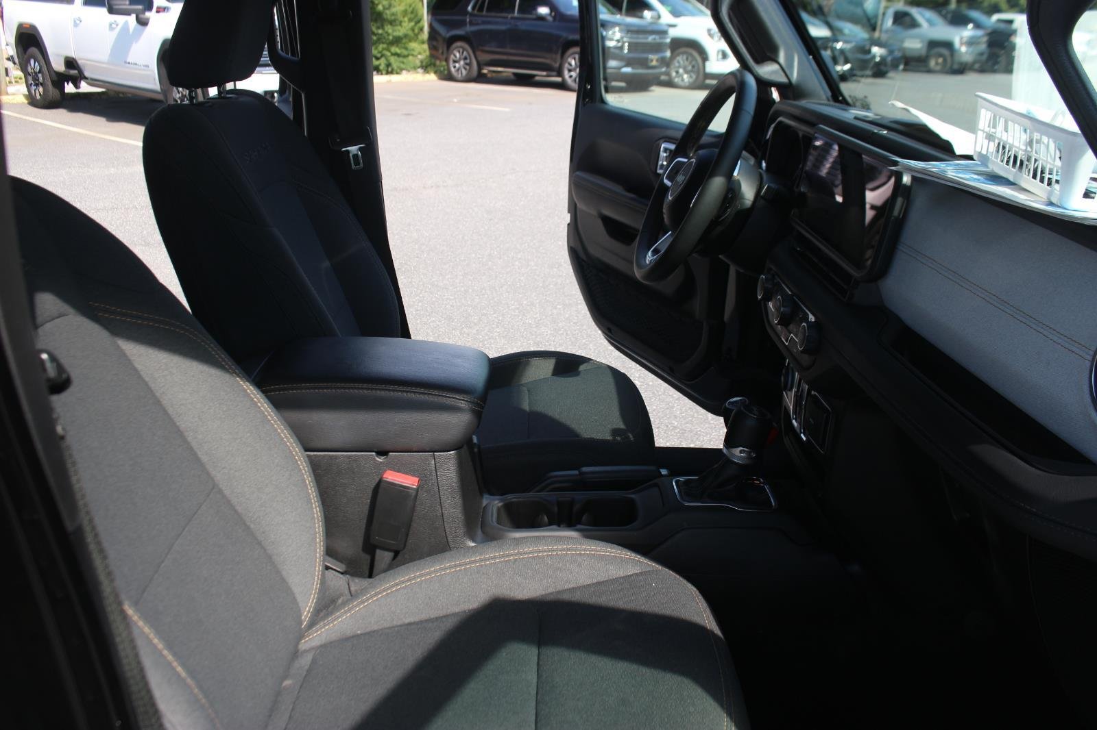 Used 2024  Jeep Sahara image 33
