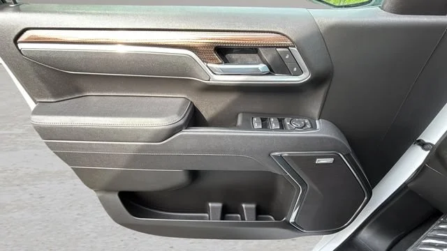 Used 2025 Summit White Chevrolet RST image 18